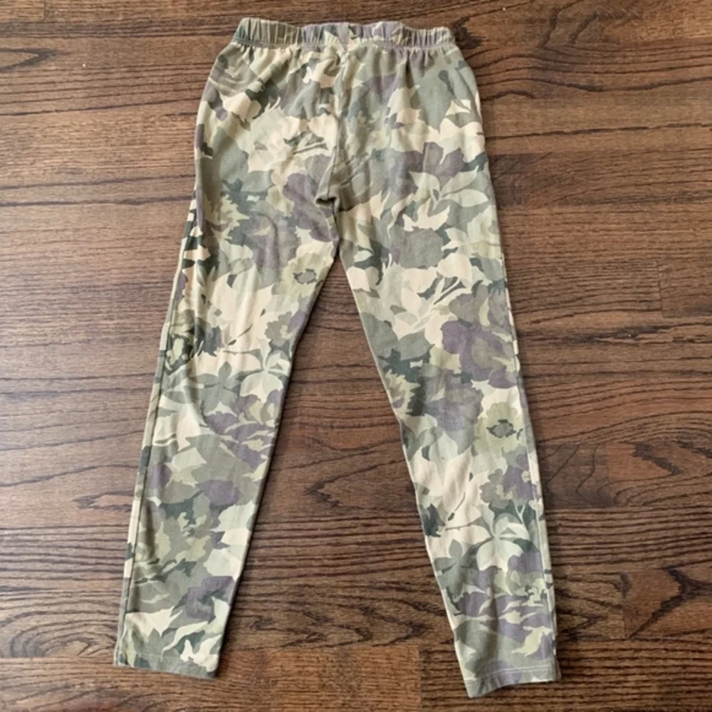 EUC‎ Gap Floral/ Camouflage Leggings Sz S